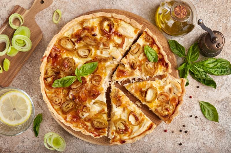 Réaliser une tarte salée artisanale poireaux oignons, une recette maison facile et locale, à Gap Hautes-Alpes